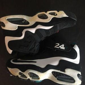 Vintage 100% Authentic 96’ Ken Griffey’s size 10.5